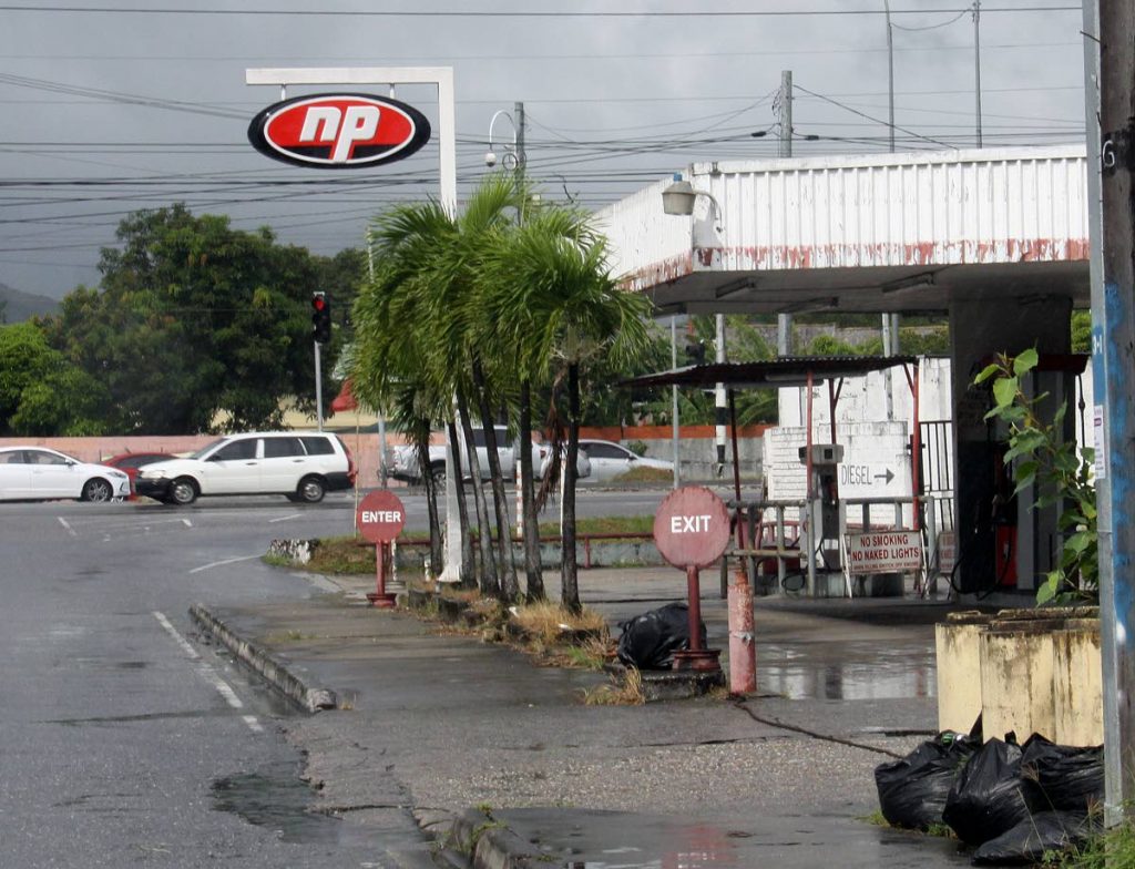 ANGRY BANDIT: Valpark NP Gas Station, closed after robbery on Saturday. PHOTO BY ANGELO MARCELLE. 