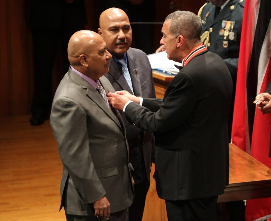 Twins Prabhudath and Parmanan Singh recieve the Humming Medal Silver in the sphere of art and culture from President Anthony Carmona.