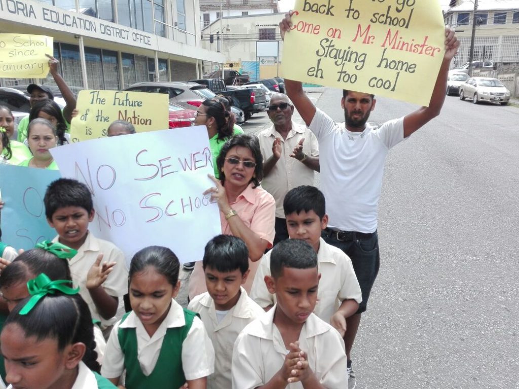 Parents and pupils of the Mt Pleasant Primary School protest on Monday. Photo: Lincoln Holder.