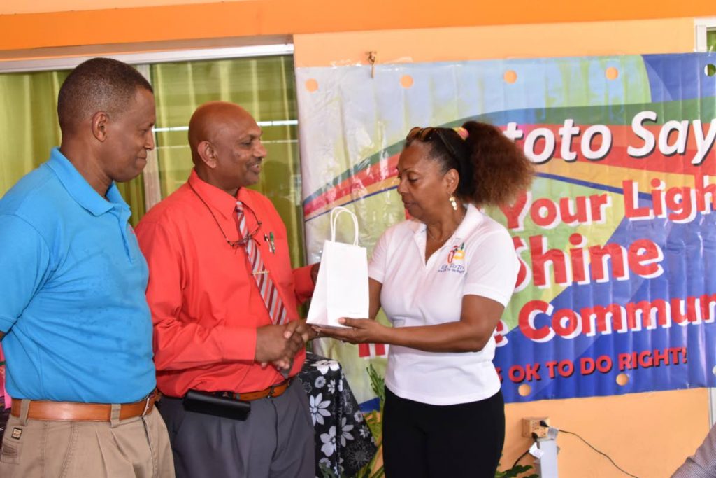 THANK YOU: School supervisor Lakshmana Sharma receives a token of appreciation from En ToTo founders Joanne Blackman and Michael Blackman.  PHOTO BY MARLENE AUGUSTINE