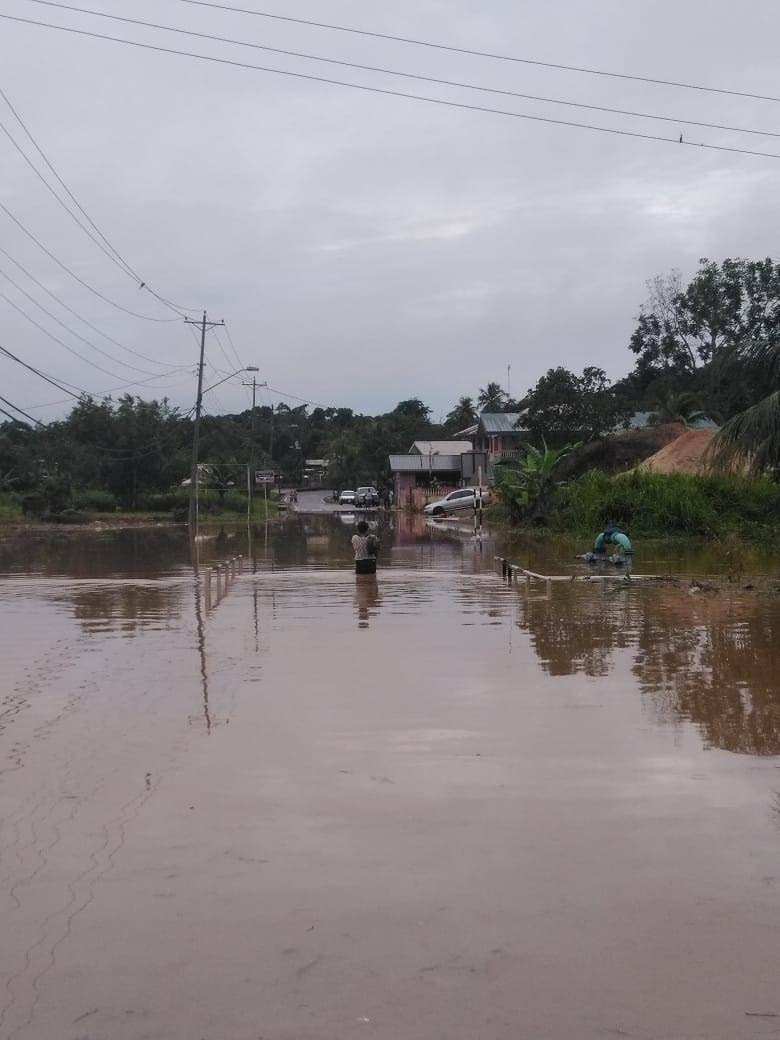 Drivers wait it out as Caparo floods - Trinidad and Tobago Newsday