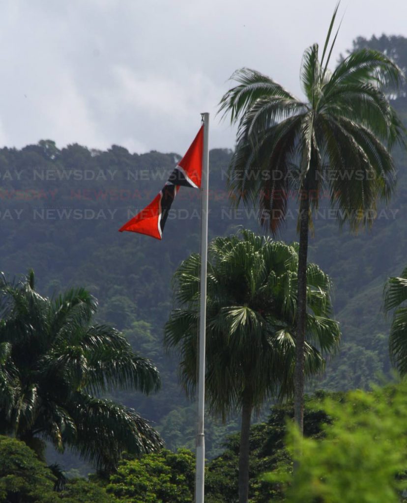 UPSIDE DOWN: The national flag flying incorrectly at President House,
The sentry at the southern gate was made aware of this embarrasing situation, that occurred on the main flag pole in the Presidential House Garden. Monday, September 10, 2018. PHOTO BY ROGER JACOB.   