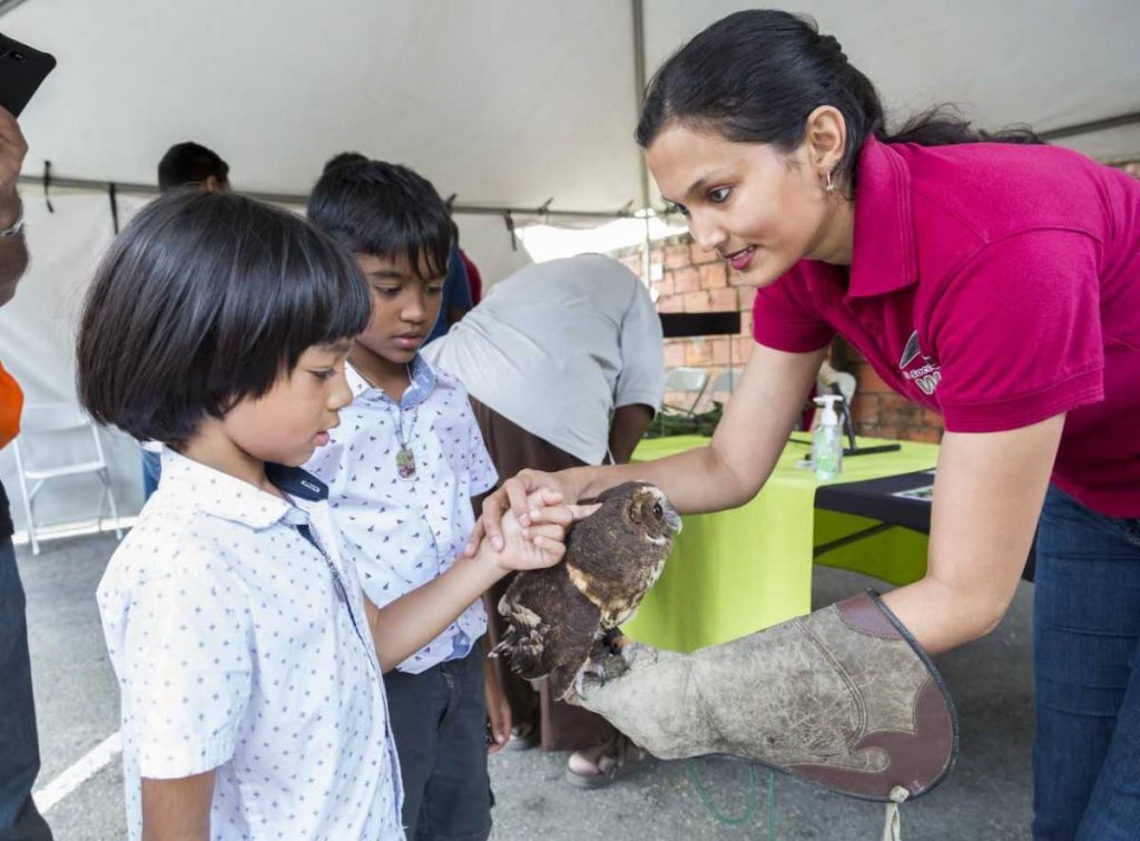 A member of the El Socorro Centre for Wildlife Conservation helps a child learn through interaction.