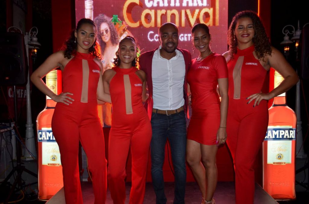 MC Jason Williams with the Campari Girls.