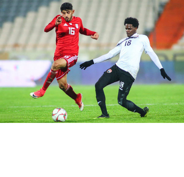 TT defender Triston Hodge (right) tries to intercept the ball from Iran’s Mehdi Torabi during the teams’ recent international friendly. 
PHOTO COURTESY TEHRAN TIMES