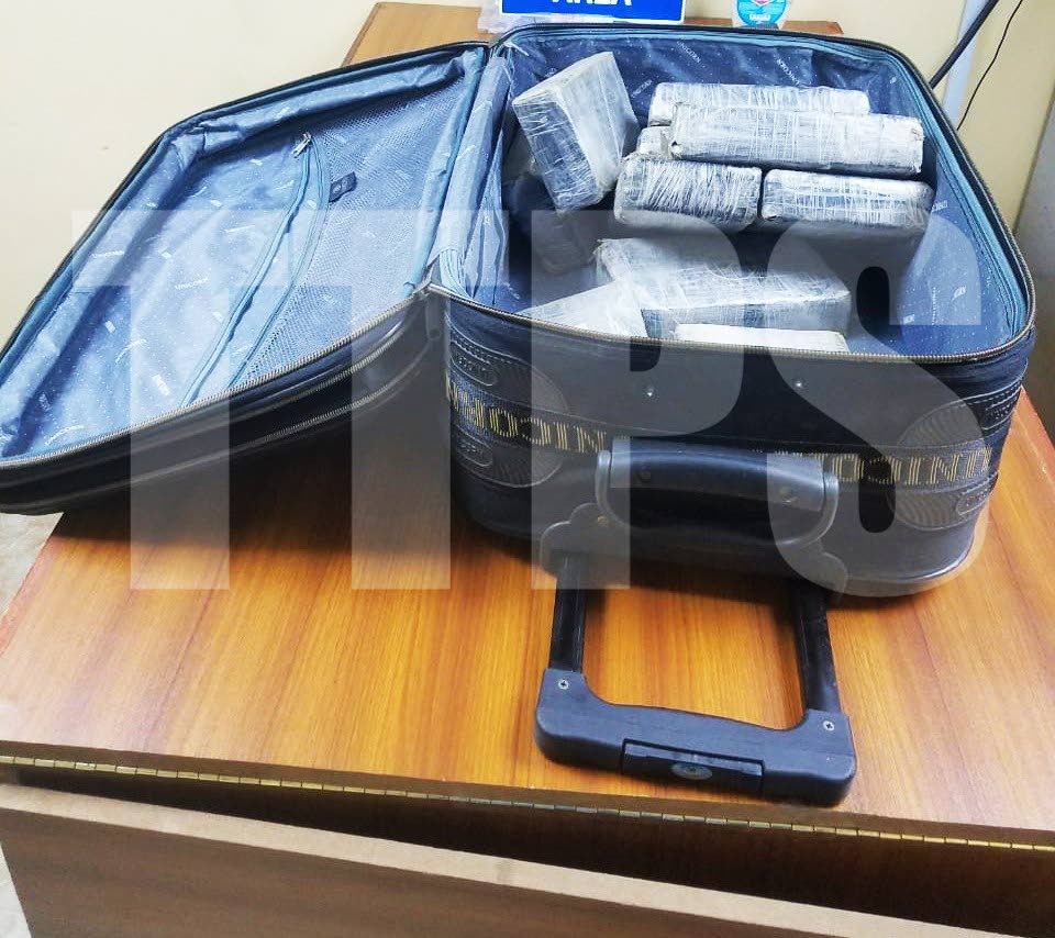 FIND: Cocaine valued at $4.1m found in this suitcase at a boatyard in Carenage on Wednesday night. PHOTO COURTESY TTPS - TTPS