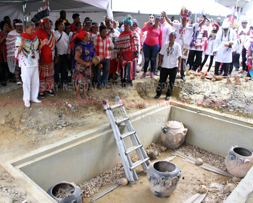 Los Primeros Pueblos realizan rituales funerarios en la ceremonia de reintervención de restos humanos indígenas en el sitio de la Casa Roja. - ANGELO MARCELLE