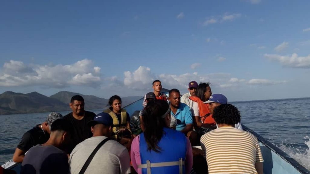 Esta fue la última foto tomada por miembros de una familia que viajaba en el bote Ana María el 16 de mayo, también desapareció en las Bocas del Dragón. 

- Grevic Alvarado