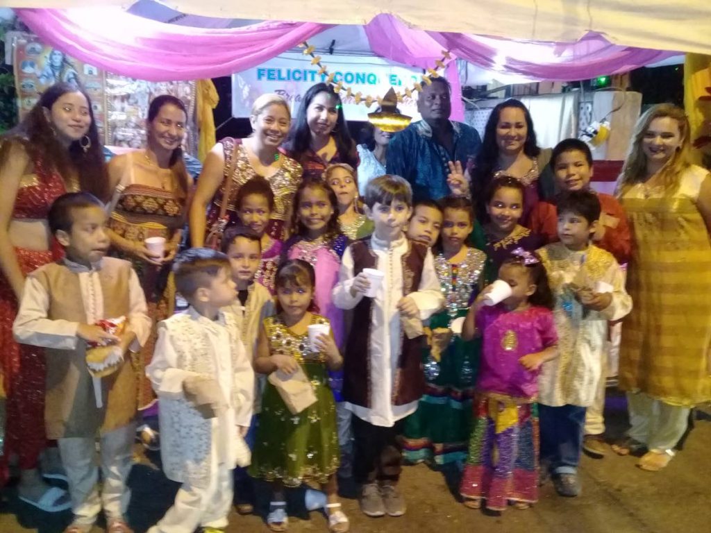 Venezuelan boys and girls travelled from Arima to Felicity on Sunday night to see the Diwali festivities - Grevic Alvarado/

Foto:

Los niños y niñas venezolanos viajaron de Arima a Felicity el domingo por la noche para ver las festividades de Diwali. GREVIC ALVARADO