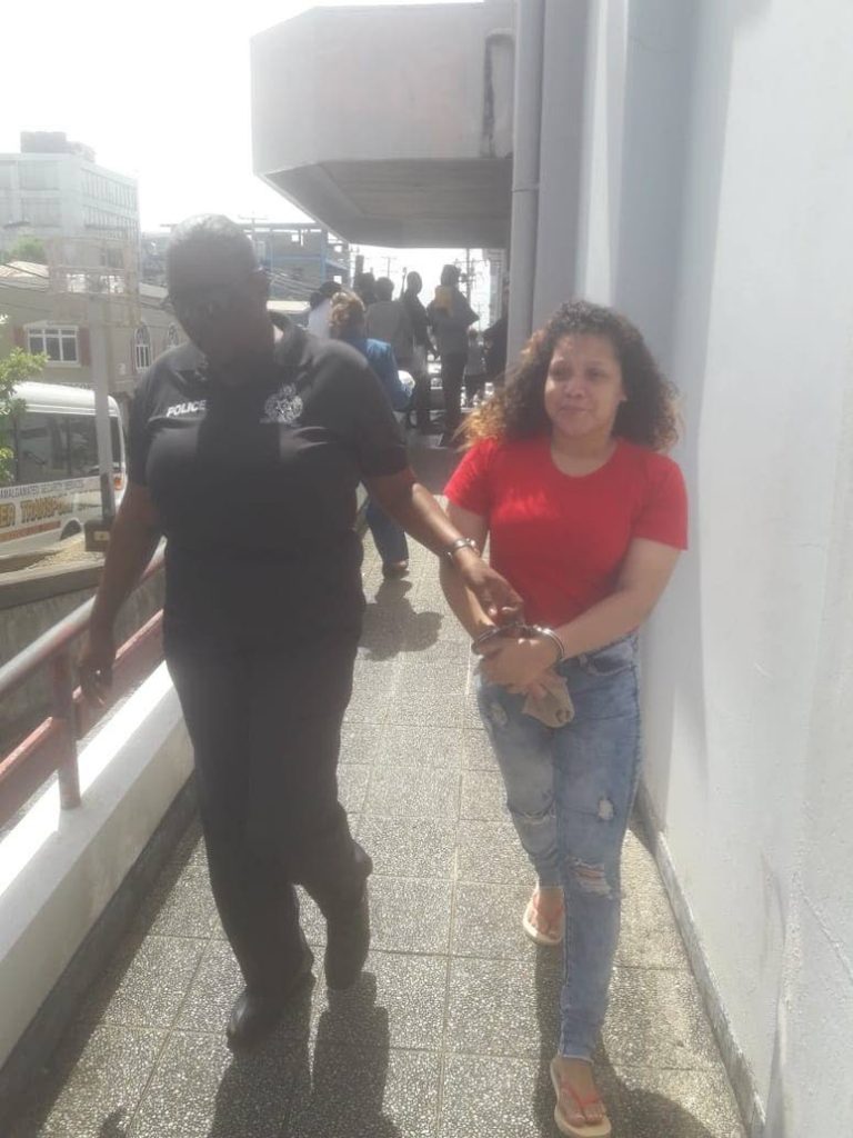 Norlismar Cedeño escoltada por una mujer policía hasta el Tribunal Superior de San Fernando. - AZARD ALI
