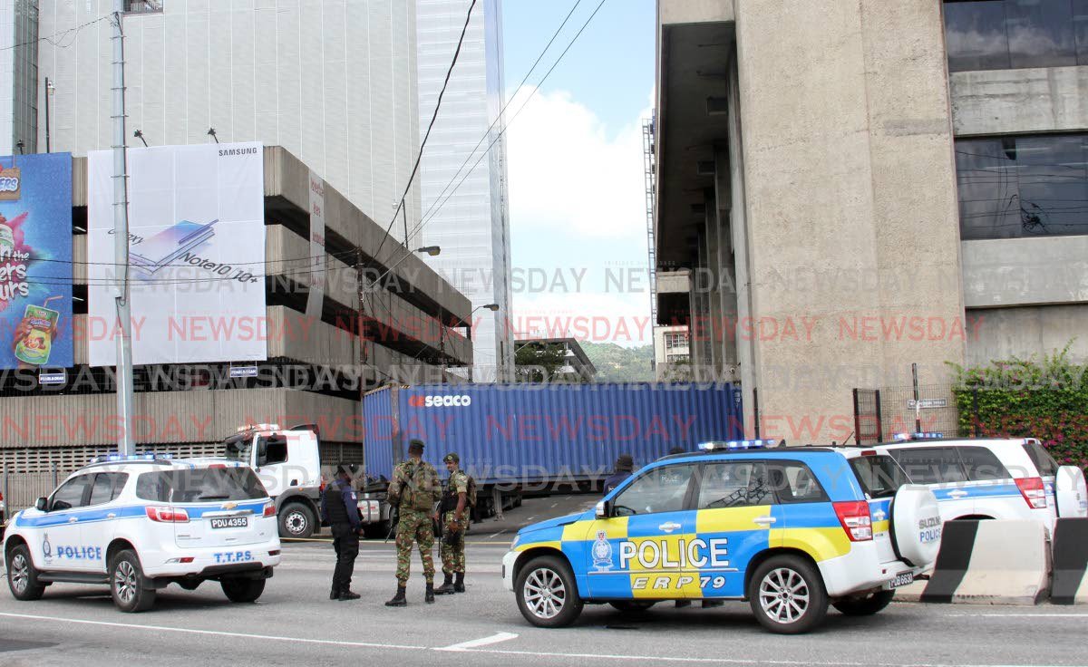 ‘Cool, calm’ exchange of $100 notes at Central Bank - Trinidad and ...