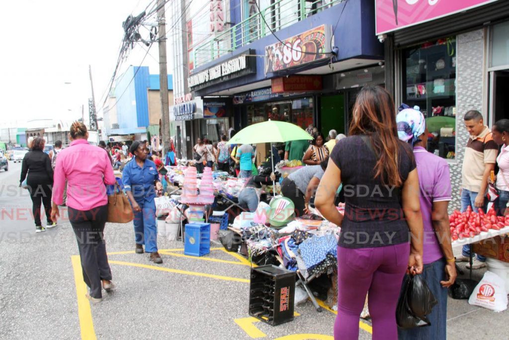 Shoppers seen looking for bargins on High Street, Sn Fernando Photo by Vashti Singh - Vashti Singh