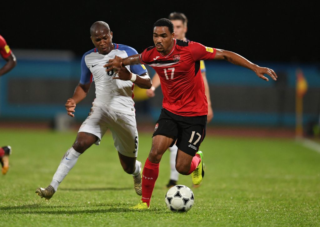 USA's Darlington Nagbe (L) and Trinidad and Tobago's Alvin Jones vie for the ball during their 2018 World Cup qualifier football match in Couva, Trinidad and Tobago, on October 10, 2017. / AFP PHOTO / Luis ACOSTA