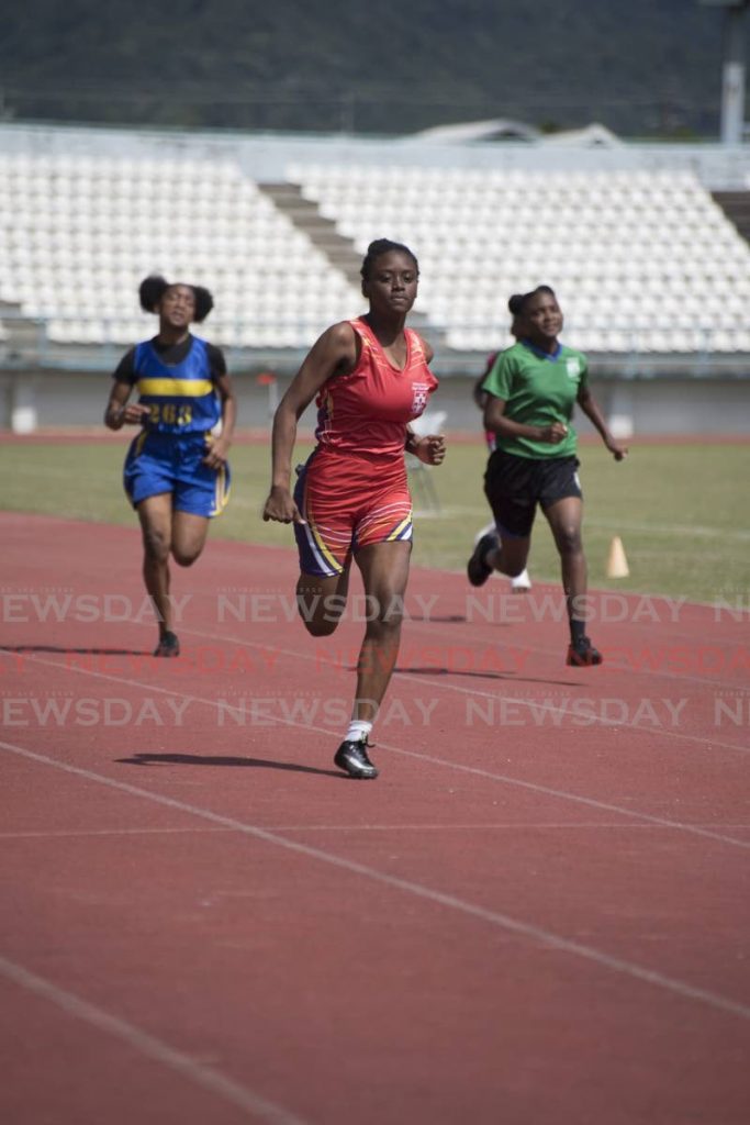 Sahara Oliver of Bishop Anstey High School East, centre, competes in the girls Under-15 100m event. 
Photo by Dennis Allen 
for @TTGameplan -  Photo by Dennis Allen for @TTGameplan