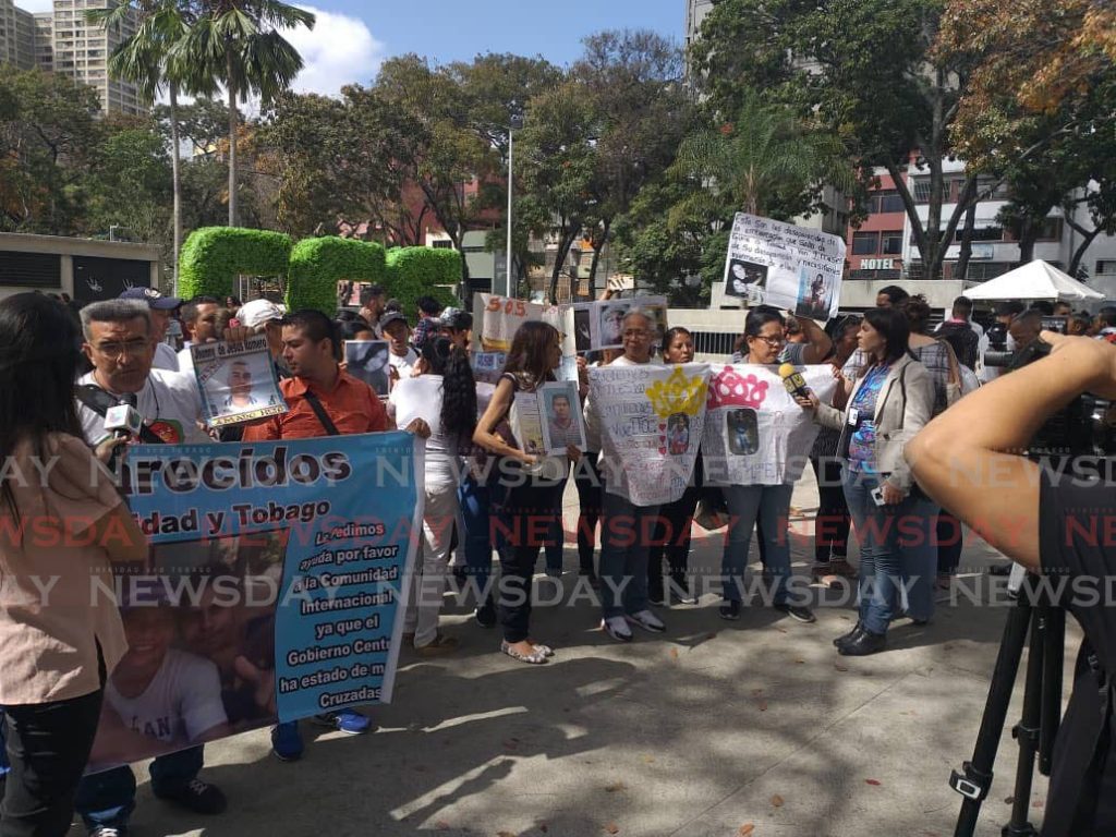The relatives of the 90 people who mysteriously disappeared in the Caribbean Sea, protested yesterday in front of the Venezuelan Public Ministry to request that the searches be reactivated. - Grevic Alvarado