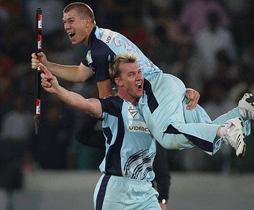 Brett Lee hoists David Warner in celebration after defeating TT Red Force in the final. - 