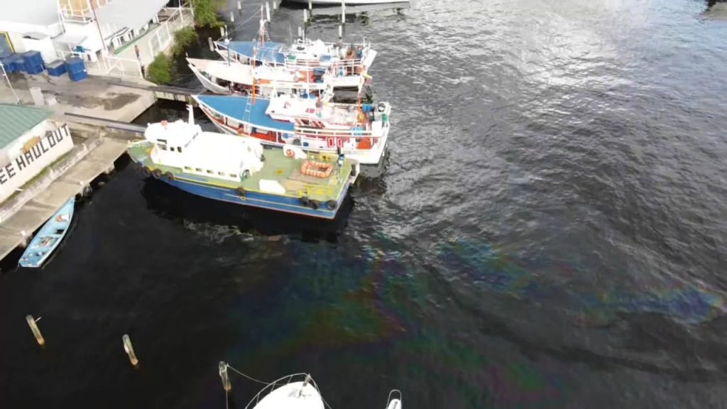   Fishermen and Friends of the Sea (FFOS) have received reports that Venezuelan fishing vessels have been releasing diesel while docked in our waters.
In photo show the diesel fuel in the waters near the Coral Cove Marina in Chaguaramas.

Photos courtesy:   Fishermen and Friends of the Sea