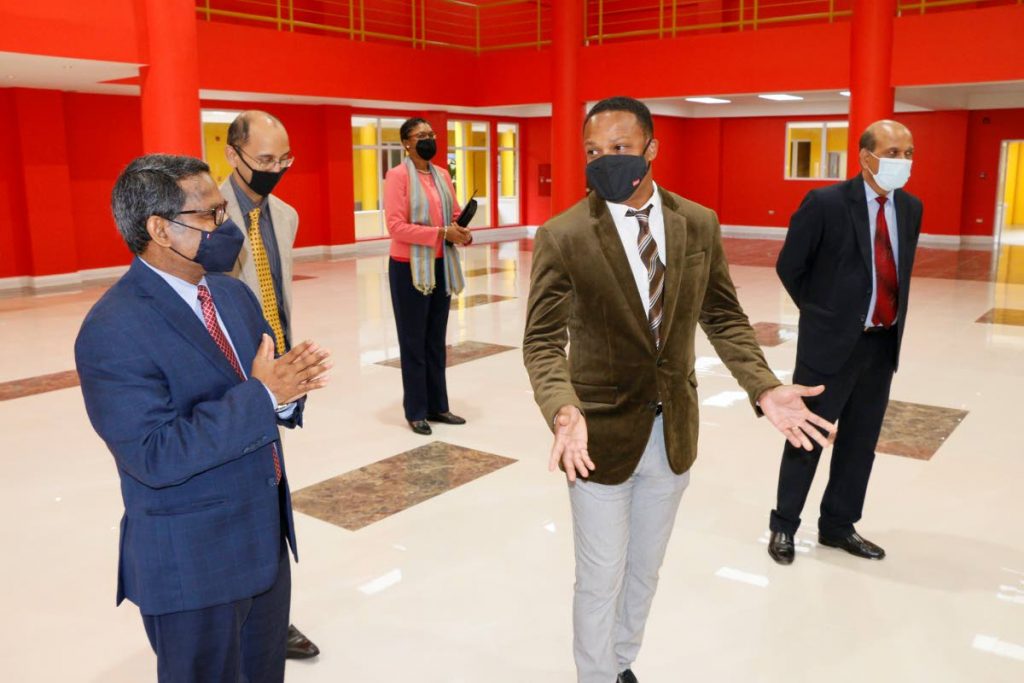 Foreign and Caricom Affairs Minister Dr Amery Browne, centre, with Indian High Commissioner Arun Kumar Sahu, left, during his tour of the Mahatma Gandhi Institute of Cultural Co-operation at Mt Hope on October 9. - Photo courtesy Indian High Commission