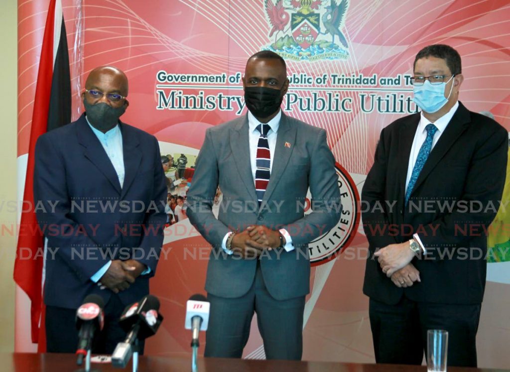 Minister of Public Utilities Marvin Gonzales, centre, with new WASA CEO Lennox Sealy, left, and former ag CEO Alan Poon King at a press conference at the ministry's offices, Alexandra Street, Woodbrook, Tuesday. - ROGER JACOB