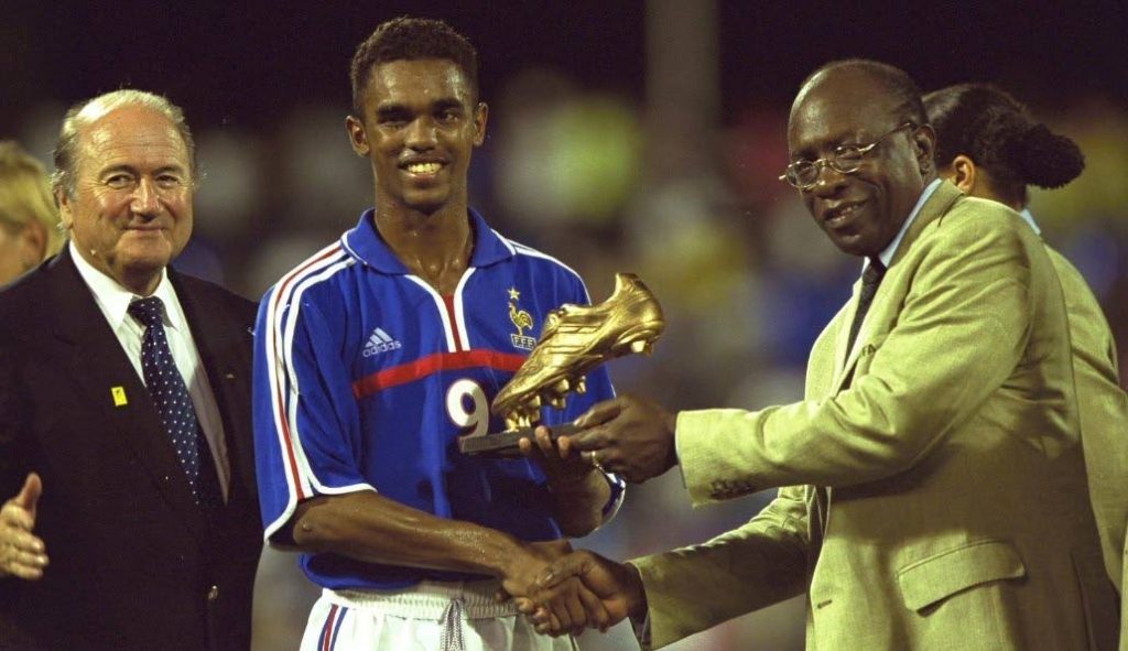 El exvicepresidente de la FIFA, Jacques Warner, a la derecha, entrega el premio al Mejor Jugador al francés Florent Cinnama-Pongolle, en el centro, en el Campeonato Mundial Sub-17 de la FIFA 2001 en Trinidad.  A la izquierda, el ex presidente de la FIFA, Sepp Blatter.  - 