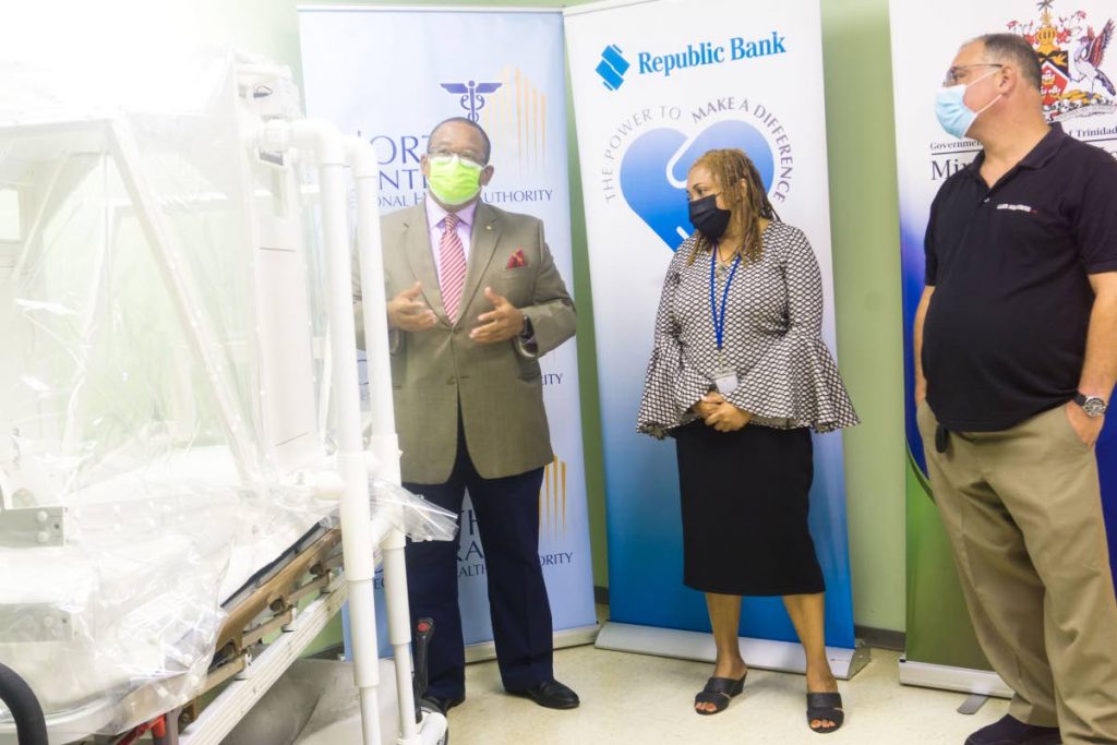 Republic Bank’s executive director Derwin Howell, left, chats with Dr Joanne Paul, Medical Chief of Staff, EWMSC, and local manufacturer of the Isopods, Nicholas Laing.  - Courtesy Ministry of Health