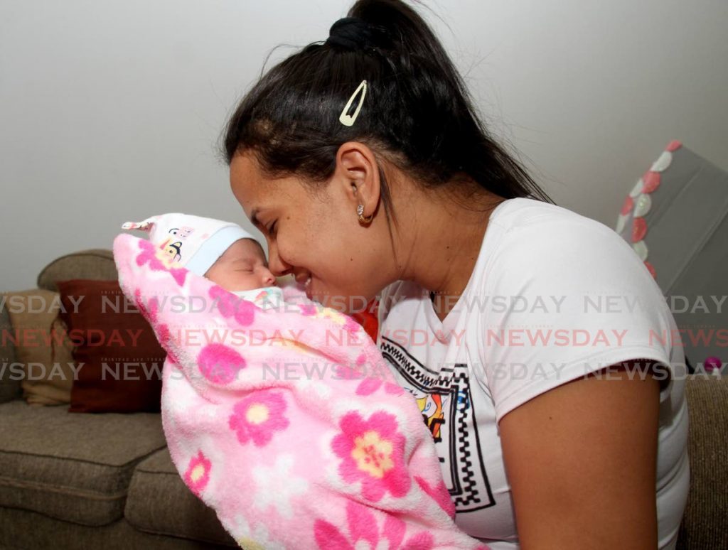 Laura Arias abraza a su nueva hija, Ala Montserrat.  - Foto de AYANNA KINSALE