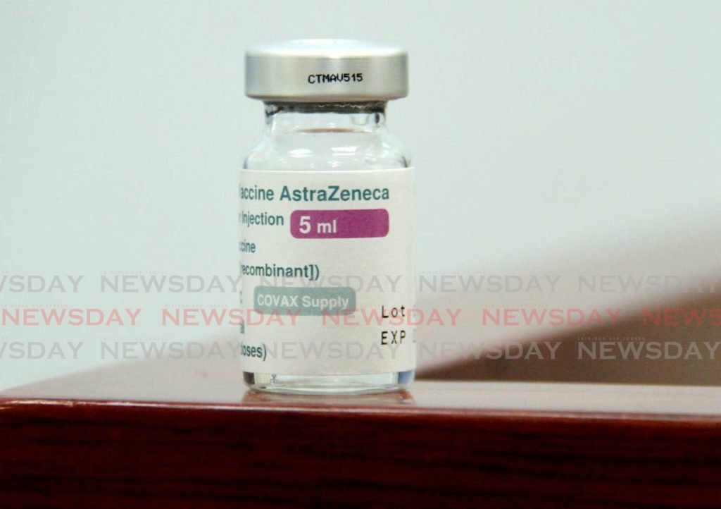 Foto de archivo: Una botella de vacuna AstraZeneca.  - 