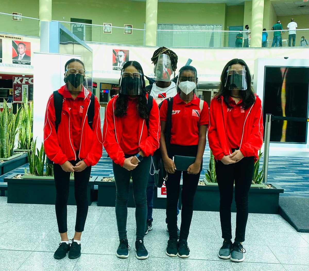 Equipos de tenis juveniles de Trinidad y Tobago preparados para competir en Guatemala
