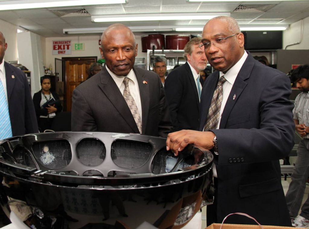 Former US ambassador to TT John Estrada and G-pan and PHI inventor Dr Brian Copeland inspect the frame for a PHI (percussive harmonic instrument) at UWI. Photo taken from tt.usembassy.gov - 