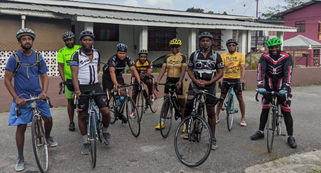 Los miembros del club ciclista Ride Out se preparan para salir a la carretera en Sangre Grande.  - 
