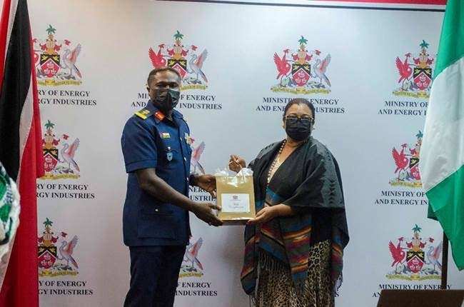 Air Commodore Olusola Frederick Akinboyewa receives a warm welcome and token from Mrs. Sandra Fraser Permanent Secretary (Ag) of the Ministry of Energy and Energy Industries. Photo courtesy Ministry of Energy and Energy Industries