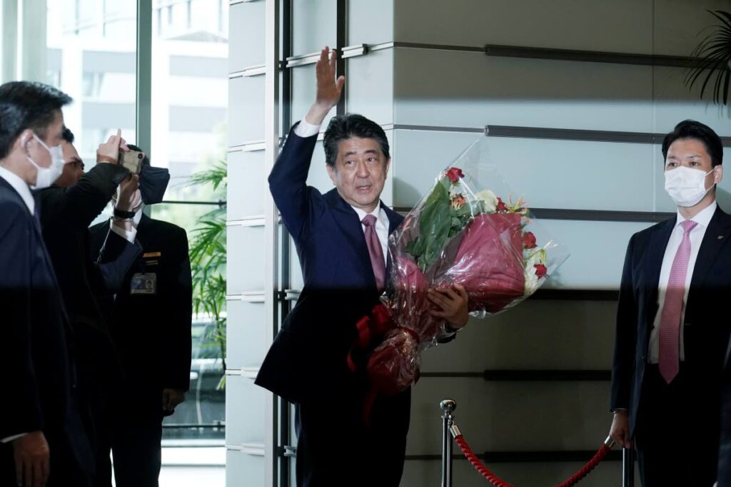 Shinzo Abe waves as he leaves the prime minister's office on September 16, 2020, in Tokyo. (AP photo)  
