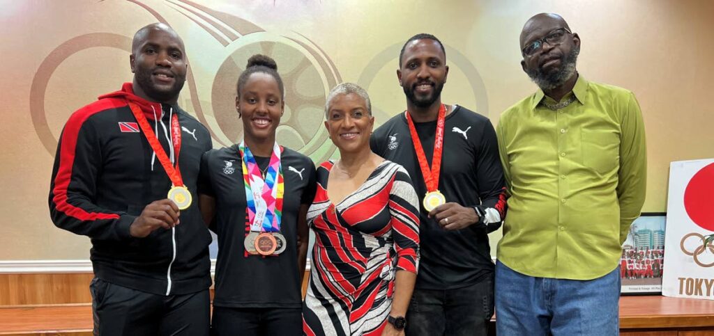 (L-R) 2008 men 4x100m relay Olympic gold medallist Emmanuel Callender, swimmer Jahmia Harley, TTOC president Diane Henderson, Olympic gold medallist Richard Thompson and the father of national swimmer Aqeel Joseph. - Courtesy TTOC
