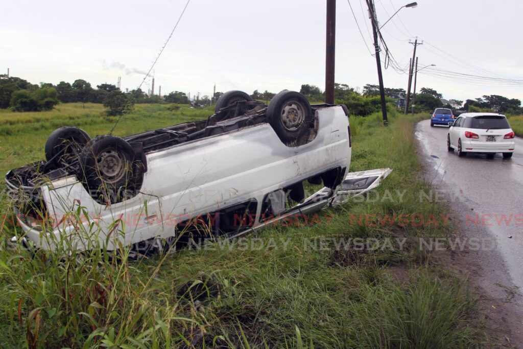 A vehicle transporting school children overturned along the Southern main road, Claxton Bay near Pranz Gardens. Photo by Lincoln Holder