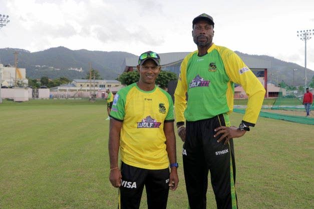 Jamaica Tallawahs coach Shivnarine Chanderpaul (left), Honorary Graduate of The UWI (2018) and bowling coach Sir Curtly Ambrose at The UWI St Augustine Academy of Sport. PHOTO COURTESY UWI. - 