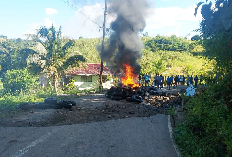 Penal Rock Road residents staged a fiery protest along the nine mile mark last month to highlight poor road conditions and lack of water in the area. Photo courtesy Steve Lezama