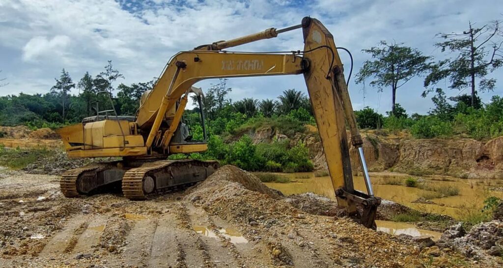 An excavator was was siezed by police after it was allegedly found at an illegal quarry in operation in Matura on November 3.  Photo courtesy TTPS