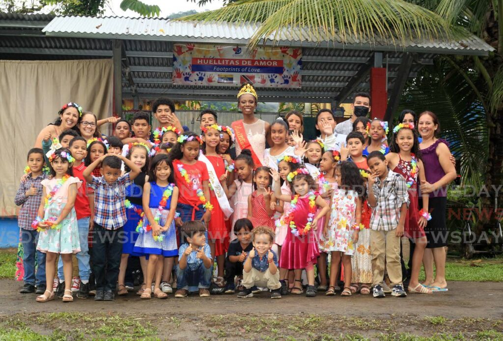 Savannah Sandy, who placed fifth in the Miss World TT pageant, spends time with children and staff of Huellitas de Amor. The Huellitas de Amor, a local primary school catering for migrant children in the Santa Cruz community welcomed  Sandy to the school on November 25. 
Photo by Roger Jacob