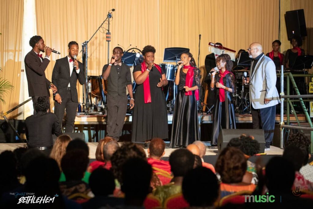     USC's vocal acapella group Identity perform their arrangement of A Christmas Remix with international singer Kevin Whalum at TSG 2019. - 