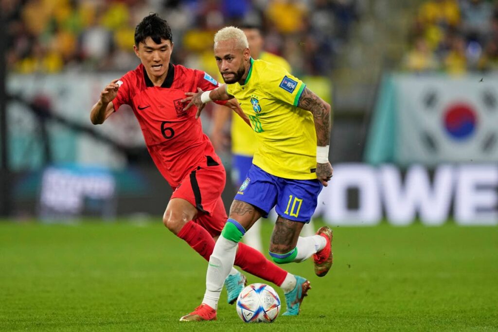 South Korea's Hwang In-beom (L) vies for the ball with Brazil's Neymar during the World Cup round of 16 match, at the Stadium 974 in Doha, Qatar, on Monday. (AP Photo) - 