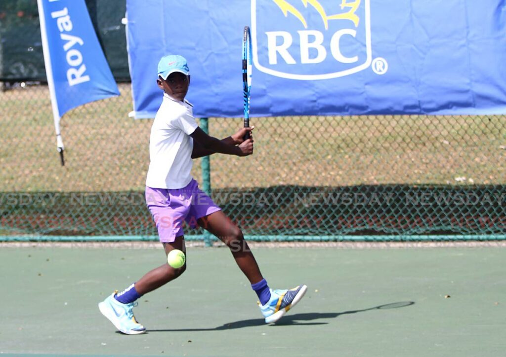 Josiah Hills vraća lopticu Niravu Dugdenu tijekom RBC Tennis Championshipsa na javnim terenima, Mandela Park, u subotu.  - Ayanna Kinsale