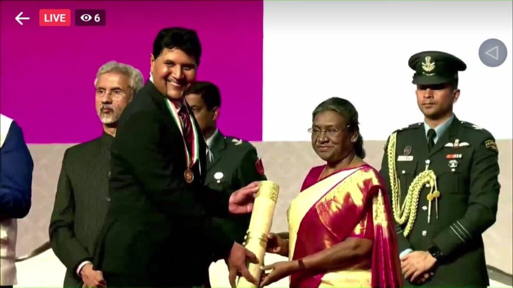 Justice Frank Seepersad receives the Pravasi Bharatiya Samman Award (PBSA) from Indias president Droupadi Murmu on Tuesday. 