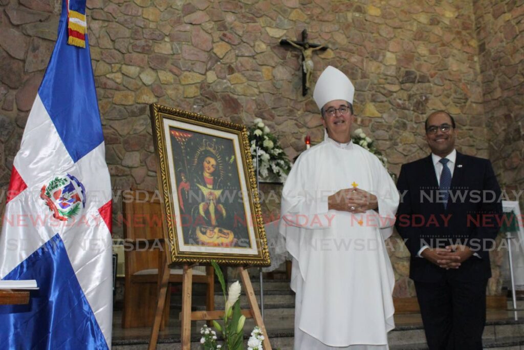 The Dominican ambassador Wellington Bencosme together with the Most Reverend Santiago de Wit Guzmàn, Apostolic Nuncio and Titular Archbishop of Acquaviva and the replica of the painting of Our Lady of Altagracia. Photo by Grevic Alvarado