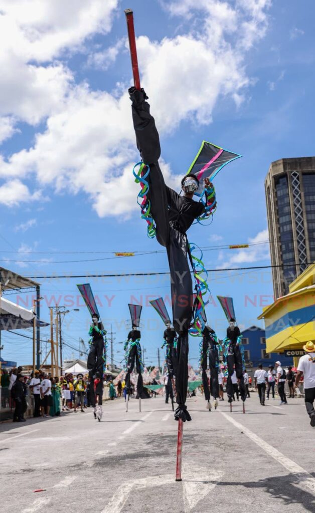 Un Mogo Jumpy realiza una patada alta como parte de la presentación de Kinetic Mass de Cyber ​​​​Nation en South Quay en Puerto España el martes de carnaval.