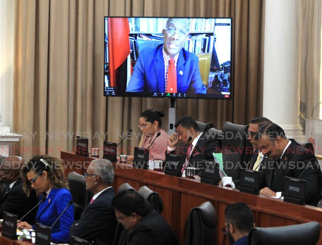 Le Premier ministre, le Dr Keith Rowley, répond virtuellement aux questions du Parlement, Red House, Port of Spain, vendredi.  Rowley a été testé positif au covid19 pour la quatrième fois mercredi.  - AYANNA KINSALE