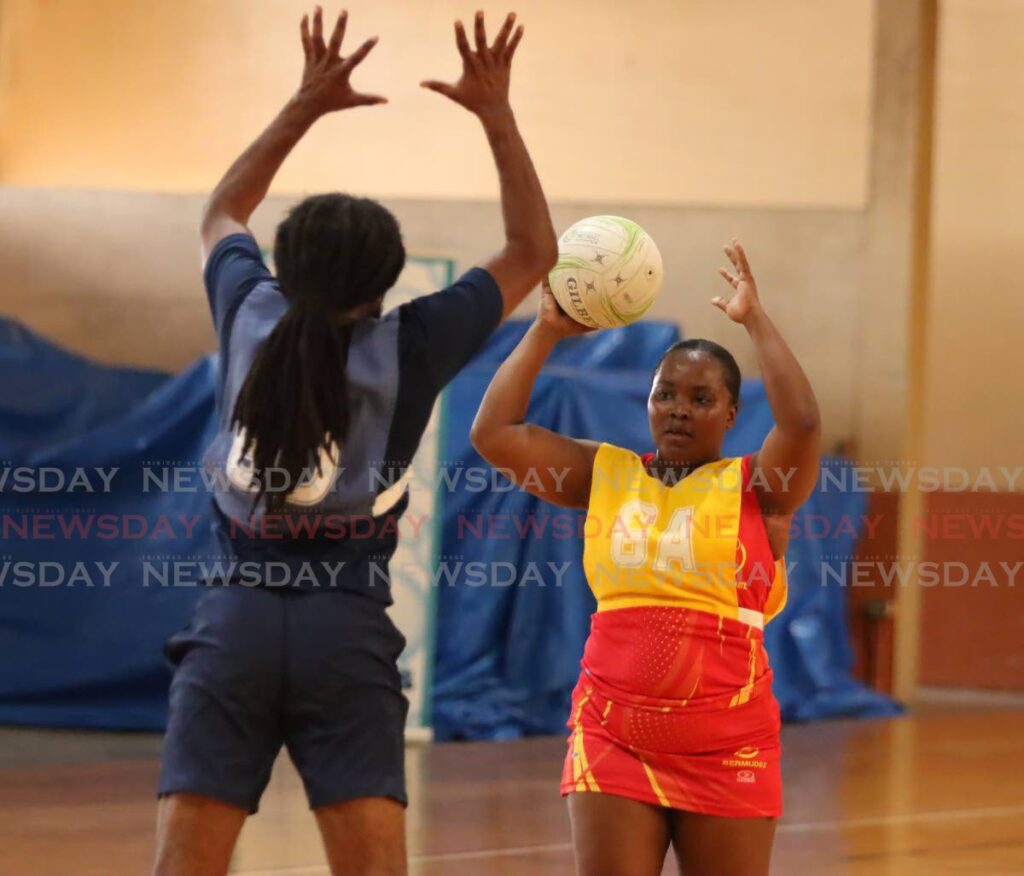 Bermudez's Shannon Duncan looks for a pass against MIC Tigers in the Courts All Sectors Netball League knockout competition on Saturday at the Eastern Regional Indoor Sports Arena, Tacarigua.  - Photo by Roger Jacob