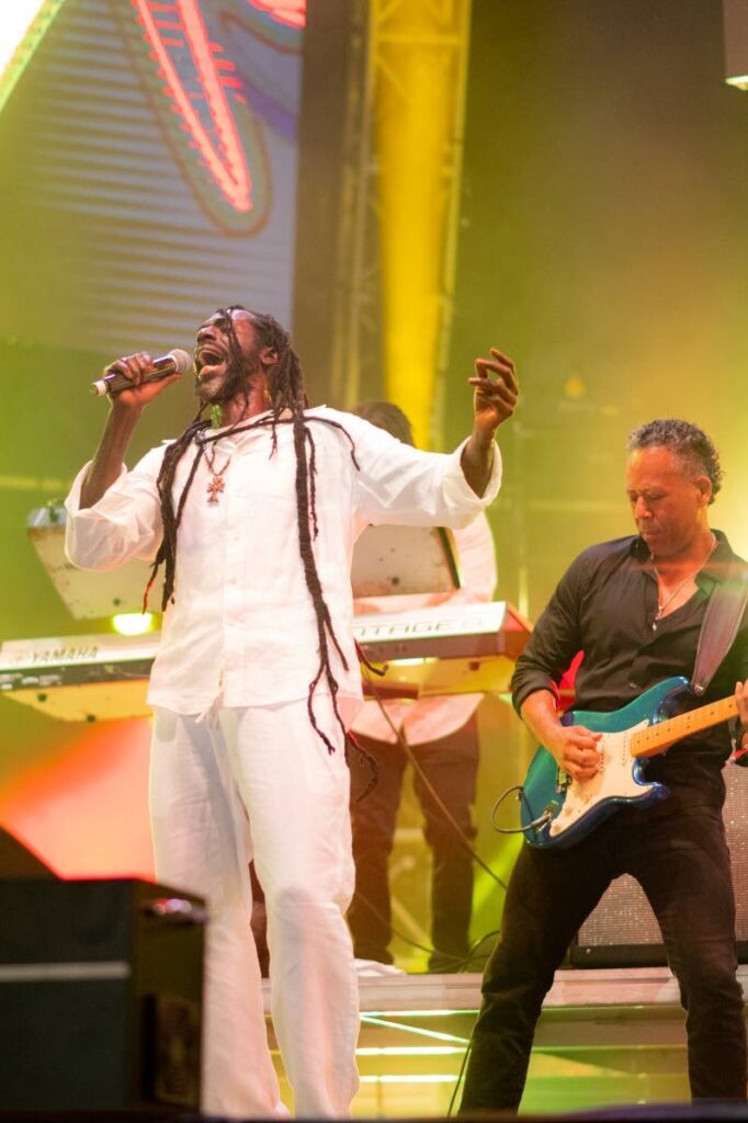 Buju Banton with his trademark hoarse voice sang the hits: Hills and Valleys, Untold Stories, Wanna Be Loved, and more.