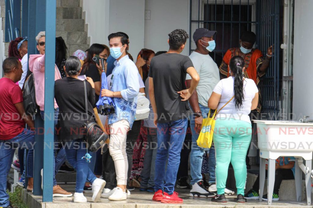 Around 9,000 Venezuelans with work permits are called to update their documents at the Immigration offices.