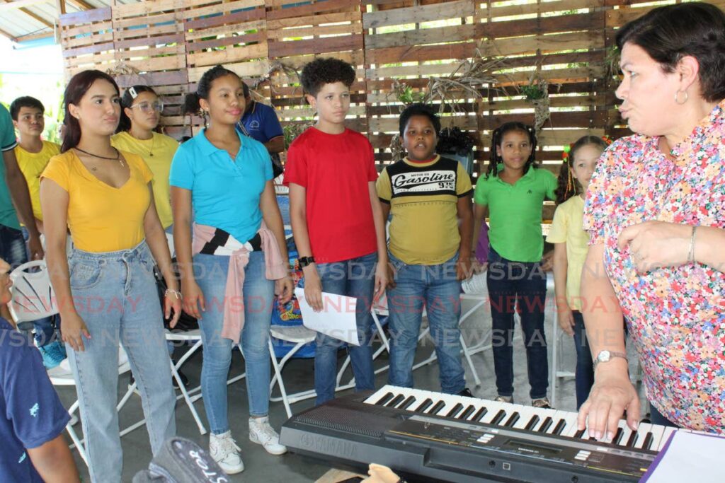Singing teacher Laura Viera teaches her students the tones of the voice. - Grevic Alvarado