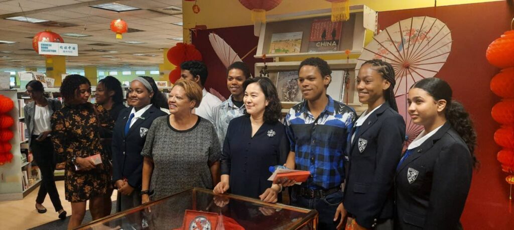 After viewing the Chinese Book Collection at the Adult Library, Her Excellency Hua Chunying pose with students and educators. - 
